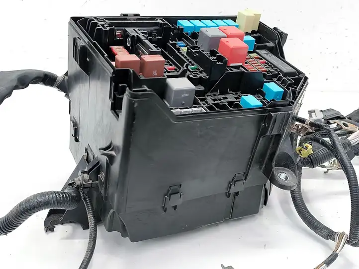 Toyota bZ4X (2021 - )  84653W Ящик предохранителей (комплект)