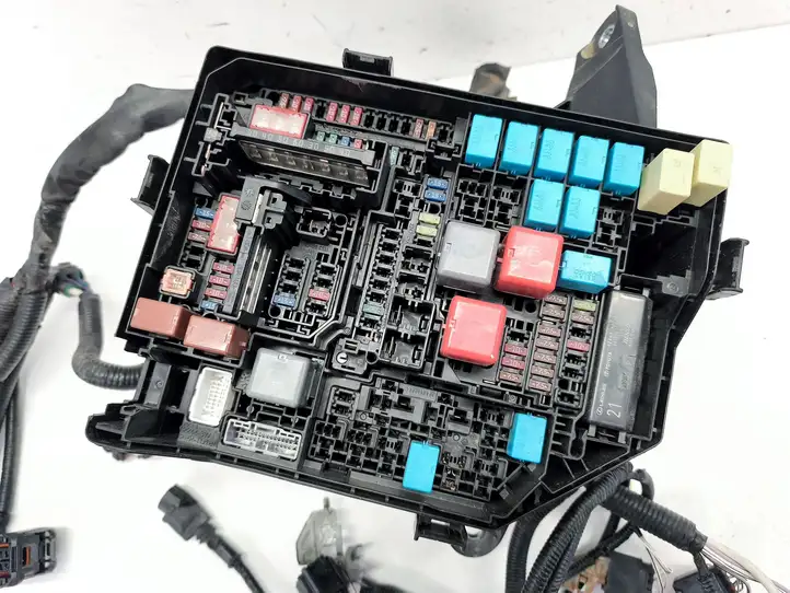 Toyota bZ4X (2021 - )  84653W Ящик предохранителей (комплект)