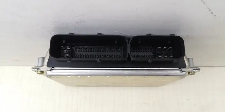 Audi A4 (2000 - 2006)  8E0907557A Блок управления двигателя