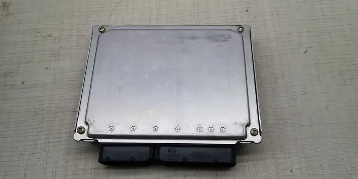 Audi A4 (2000 - 2006)  8E0907557A Блок управления двигателя