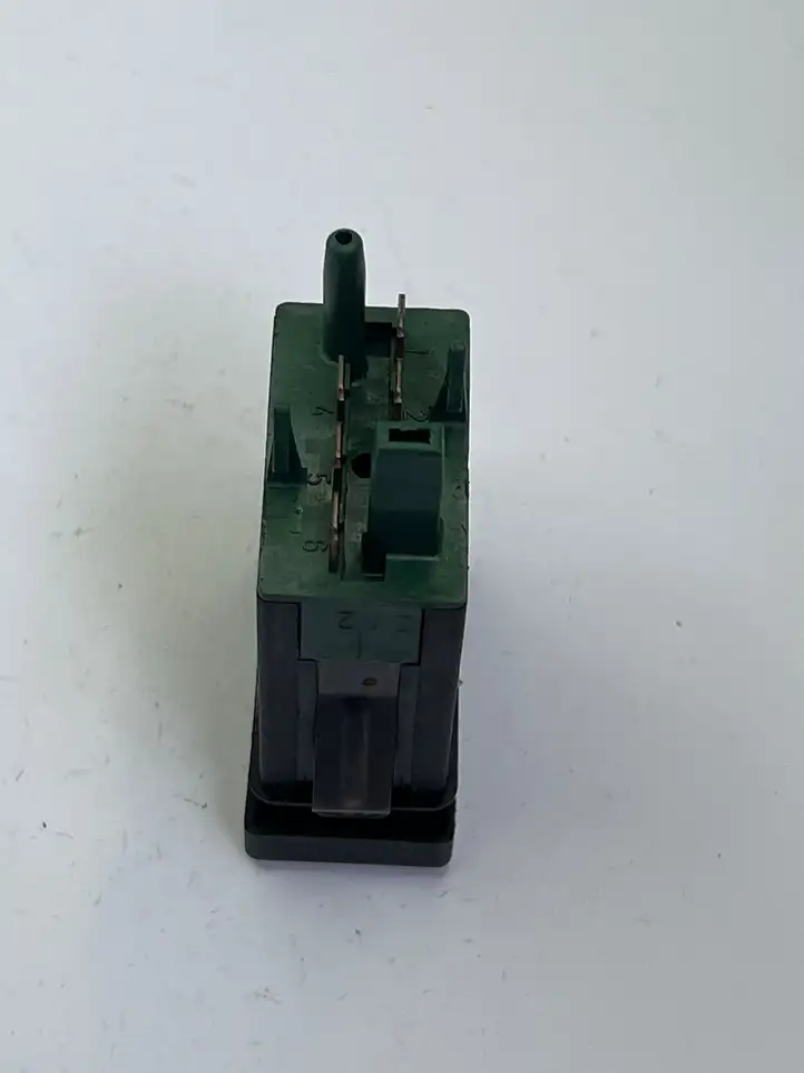 Volkswagen Golf IV (1998 - 2005)  893941528 Включатель ABS