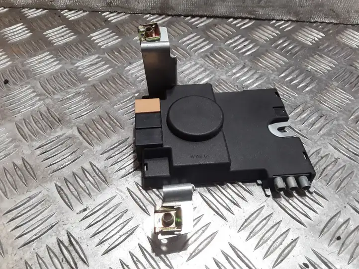 Audi A3/S3 8P (2004 - 2008)  8P3035225 Усилитель антенны