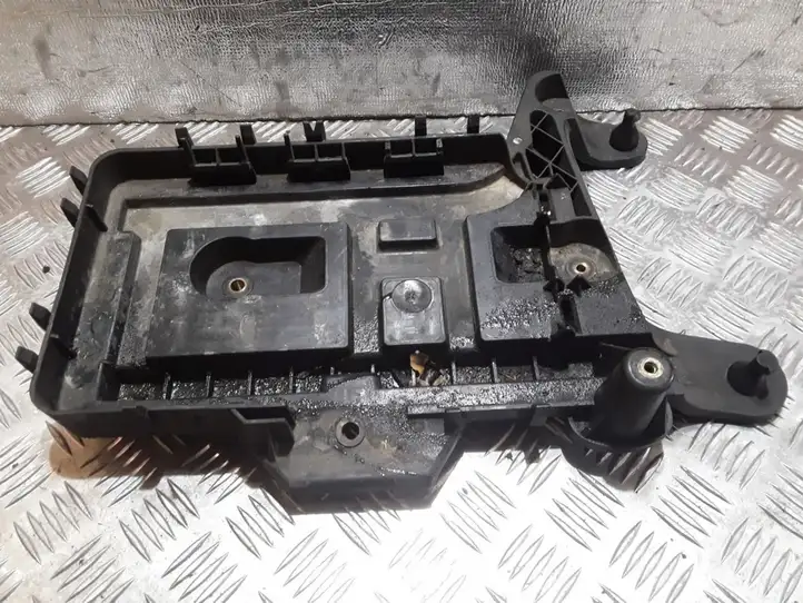 Audi A3/S3 8P (2004 - 2008) 1K0915333C Площадка аккумулятора — фото 1