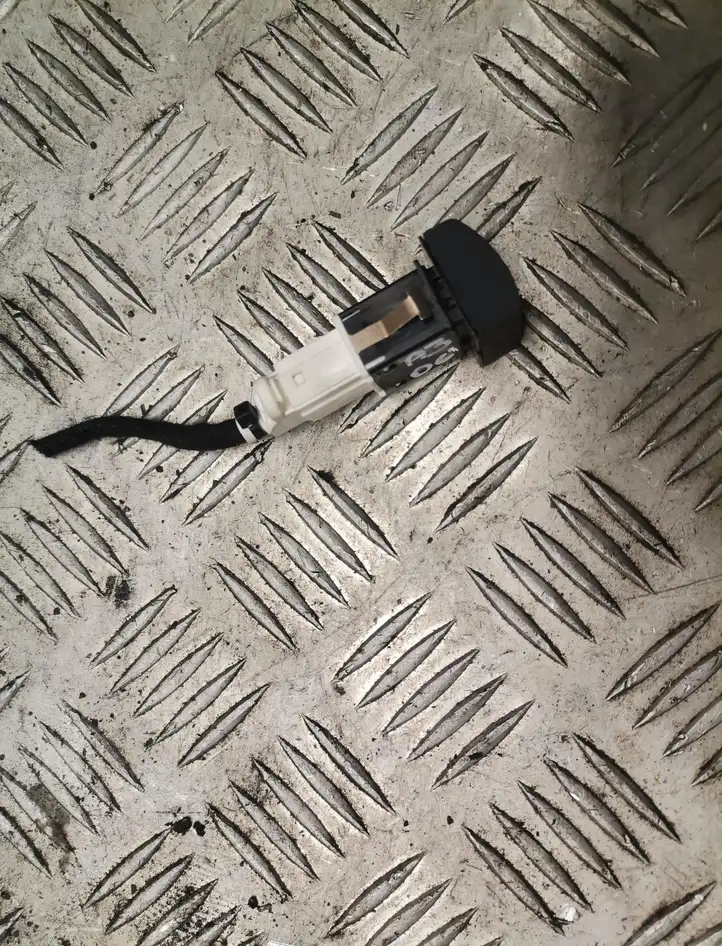 Audi A3/S3 8L (2000 - 2003)   Включатель системы стабильности (ESP)