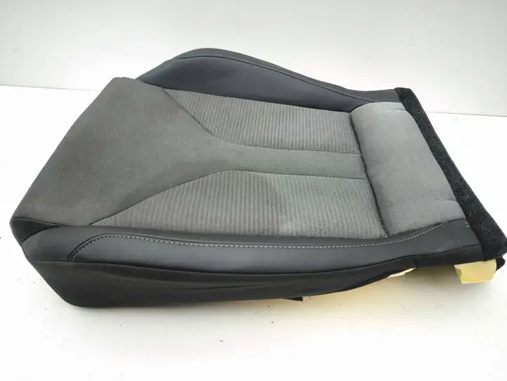 Skoda Enyaq iV (2020 - )    Нижняя часть сиденья переднего пассажира