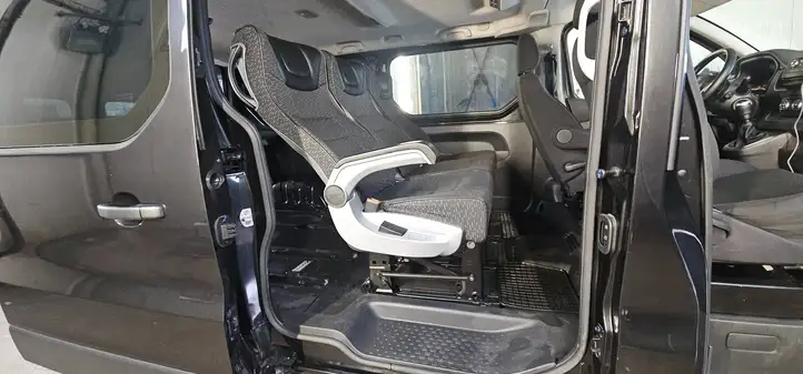 Opel Vivaro (2014 - 2018) Второй ряд сидений — фото 1