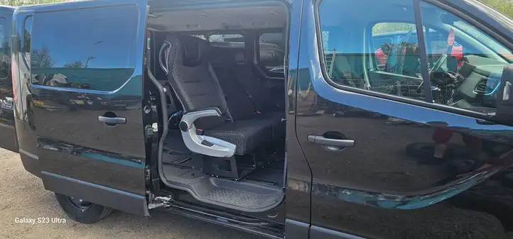 Opel Vivaro (2014 - 2018) Второй ряд сидений — фото 12