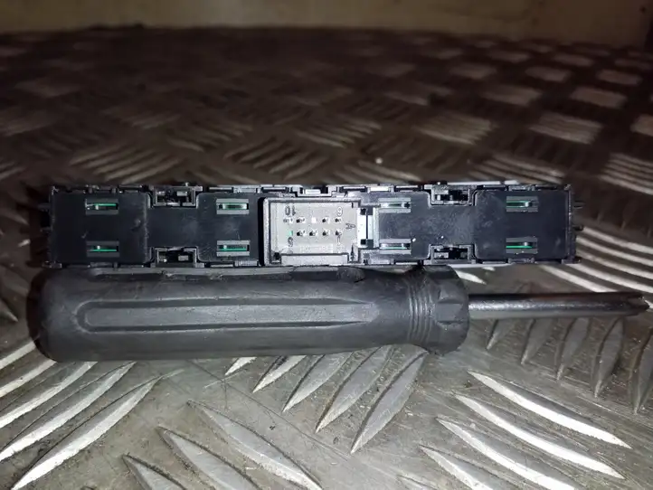 Volkswagen PASSAT B8 (2015 - )  3G0927137T Включатель системы стабильности (ESP)