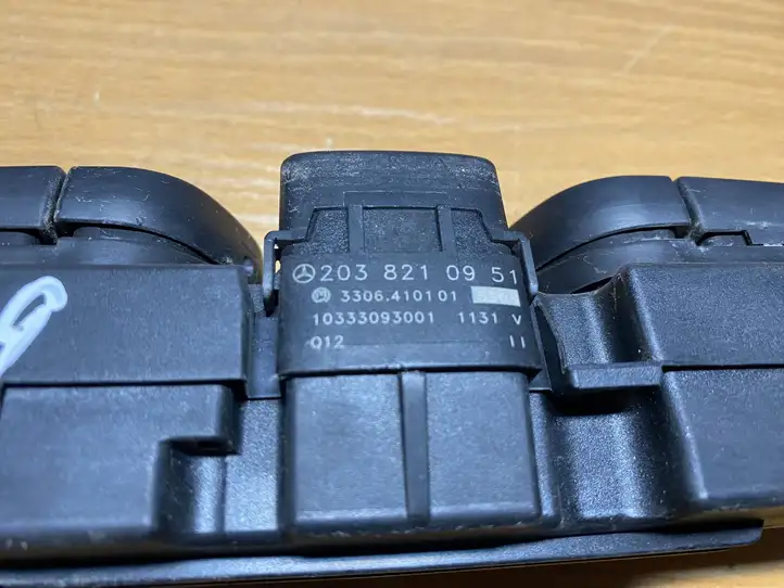 Mercedes-Benz C W203 (2000 - 2007) 2038210951 Блок кнопок на панели — фото 5