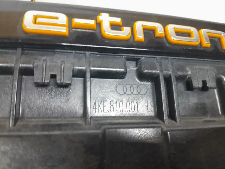 Audi e-tron (2018 - ) 4KE810001 Крышка зарядного разъема — фото 5
