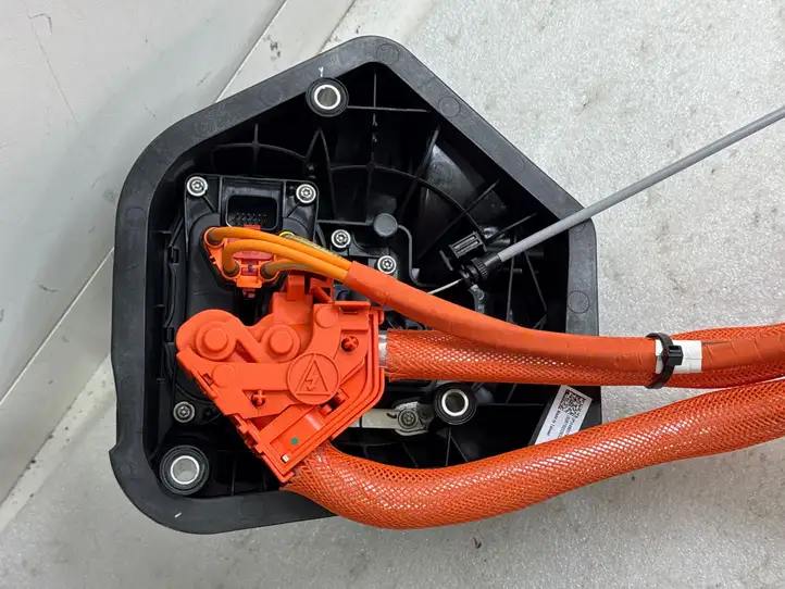 Tesla Model Y (2019 - 2024) 149037420D Зарядный разъем электромобиля — фото 8