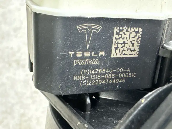 Tesla Model Y (2019 - 2024) 150551400D Крышка зарядного разъема — фото 10