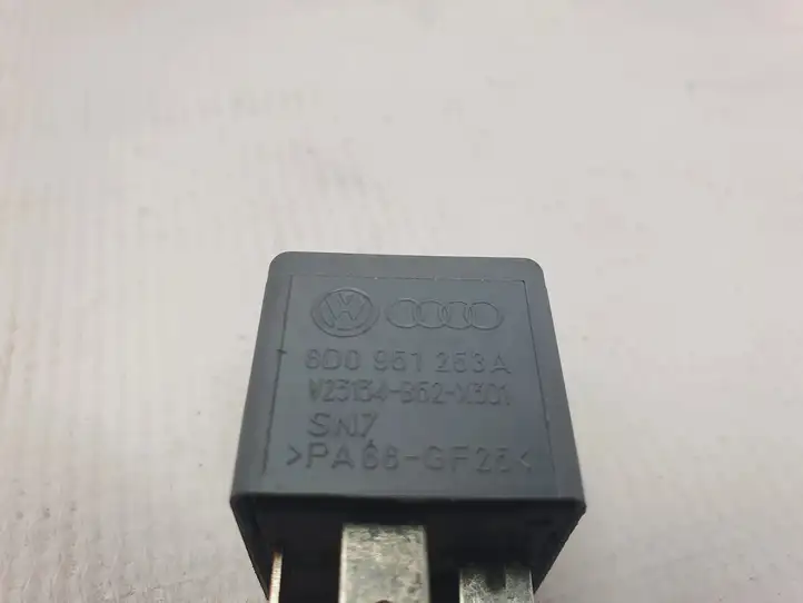 Audi A6 S6 C6 4F (2004 - 2008) 8D0951253A Реле аварийных фонарей — фото 1