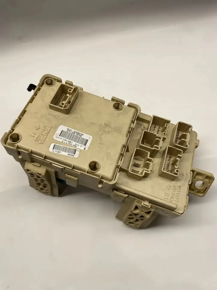 Toyota Avensis T250 (2006 - 2009) 8264105030 Блок монтирования реле — фото 2