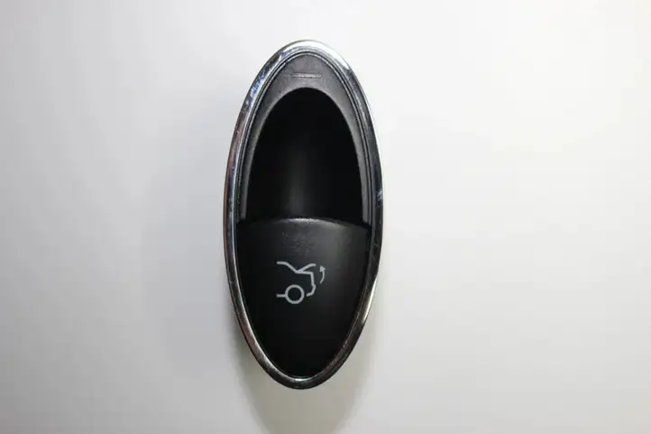 Mercedes-Benz CLS C219 (2003 - 2011) A2118210379 Кнопка закрытия крышки багажника — фото 1