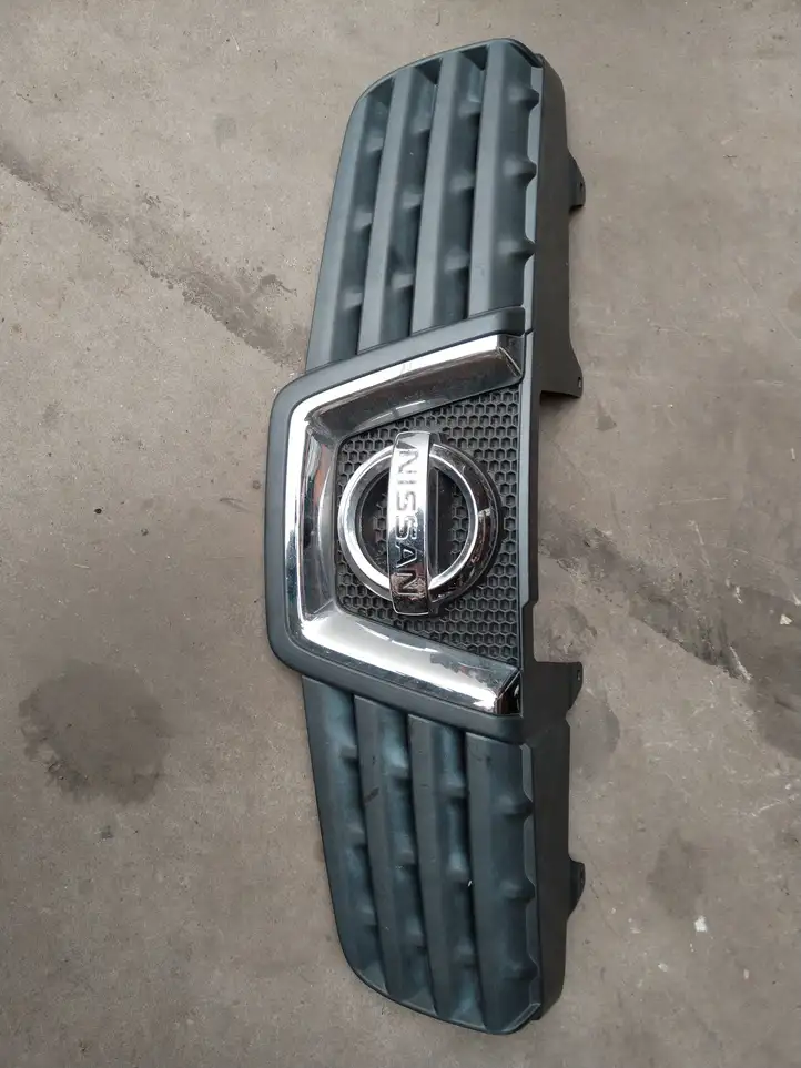 Nissan Qashqai (2006 - 2010) Верхняя решетка радиатора — фото 1