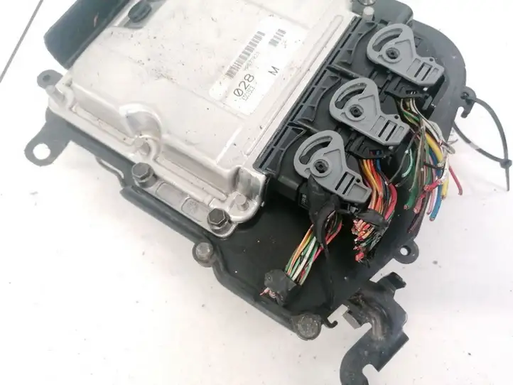 Mitsubishi Carisma (1999 - 2004)  MR577028 Блок управления двигателя