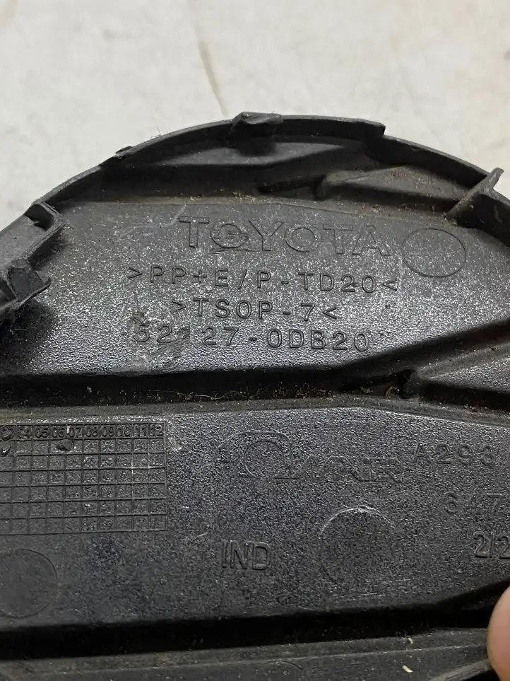 Toyota Yaris (2014 - 2019) 521270db20 Заглушка буксировочной петли — фото 1