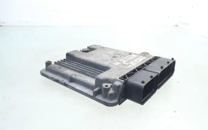 Volkswagen Touran I (2003 - 2010)  03G906016CD Блок управления двигателя