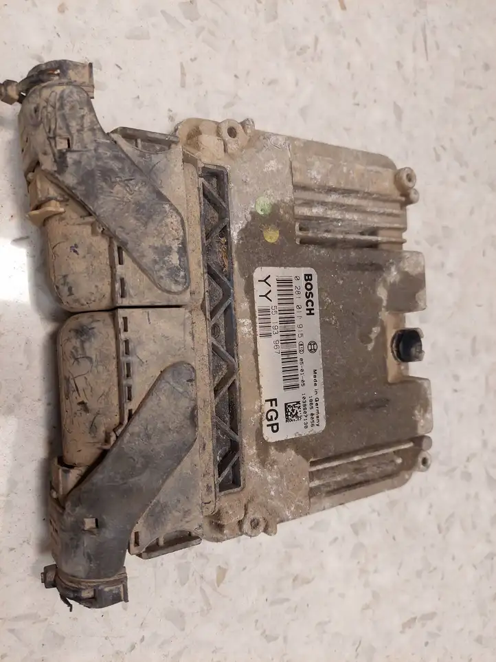 Opel Vectra (2002 - 2005)  55193967 Блок управления двигателя