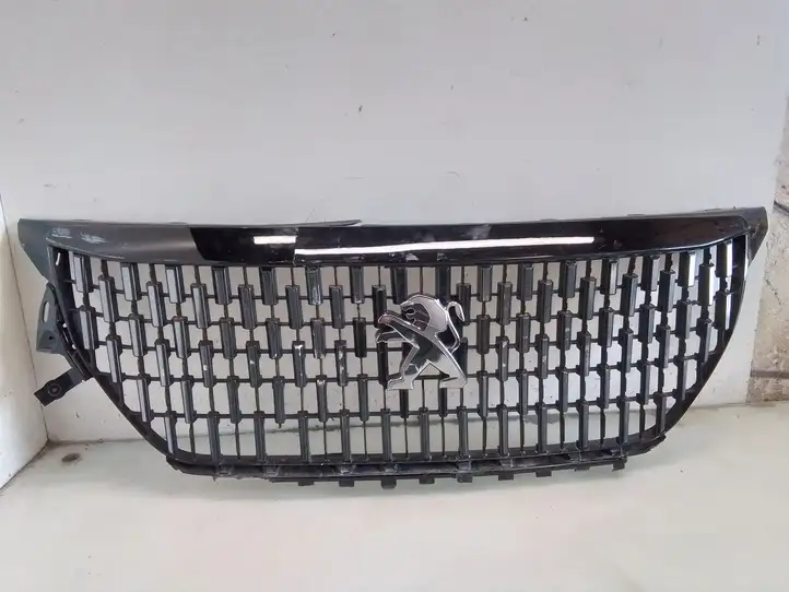 Peugeot 2008 II (2019 - ) 9825860780 Верхняя решетка радиатора — фото 1