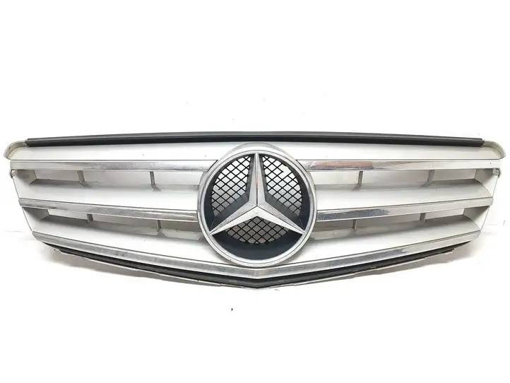 Mercedes-Benz C W204 (2007 - 2014) A2048800023 Верхняя решетка радиатора — фото 1