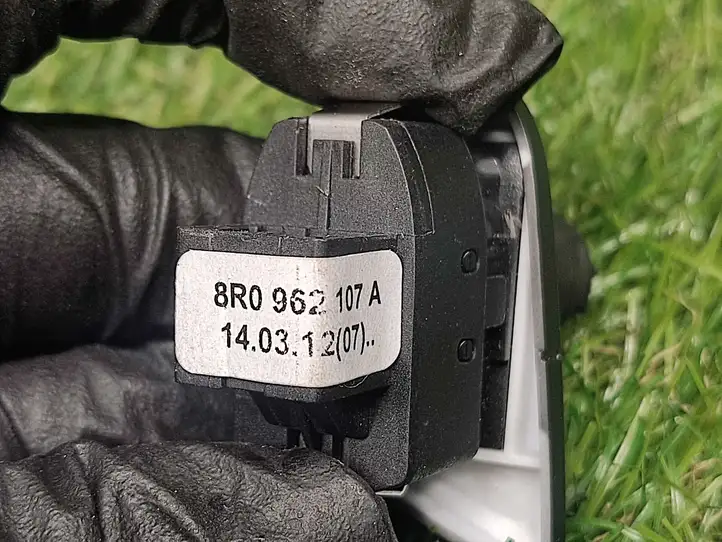 Audi Q5 SQ5 (2008 - 2012) 8R0962107A Кнопка закрытия крышки багажника — фото 4