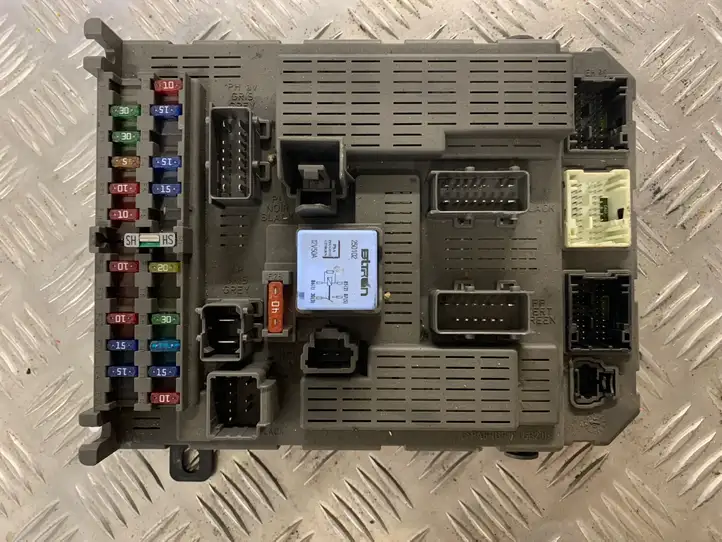 Citroen C5 (2001 - 2004)  9644460280 Ящик предохранителей (комплект)