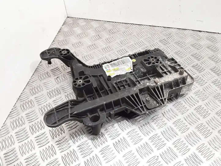 Volkswagen Golf Plus (2004 - 2008) 1K0915333H Площадка аккумулятора — фото 2