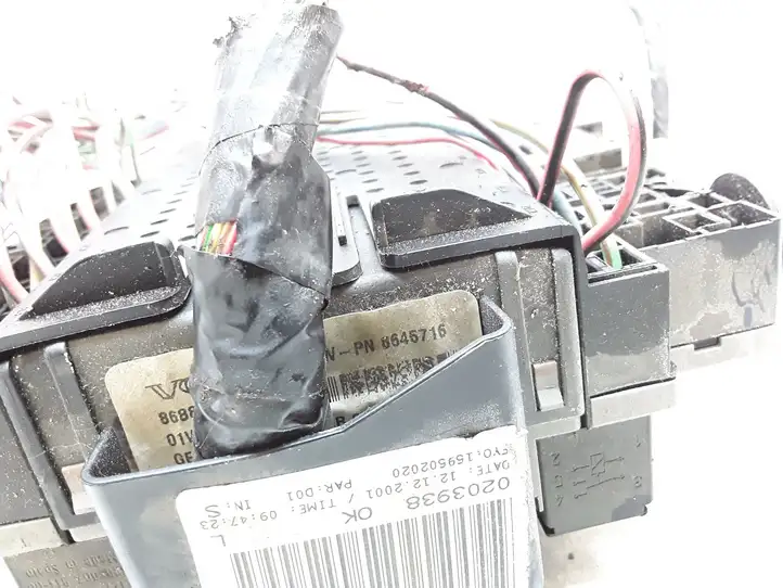 Volvo S60 (2000 - 2004)  8688374 Блок предохранителей