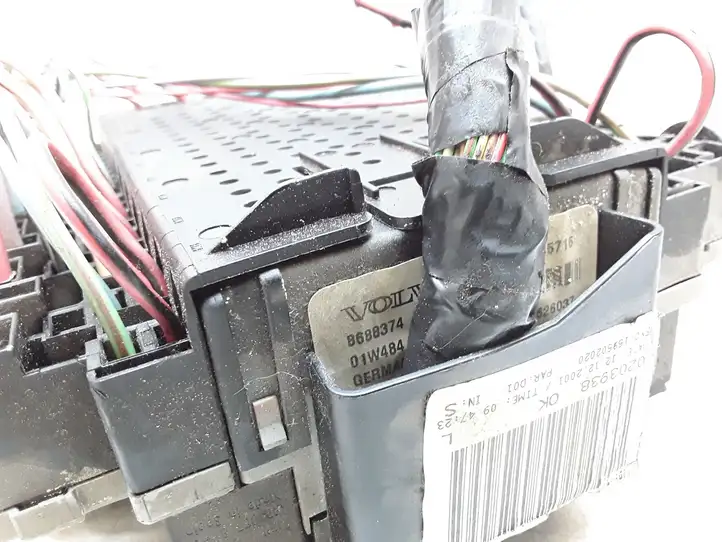 Volvo S60 (2000 - 2004)  8688374 Блок предохранителей