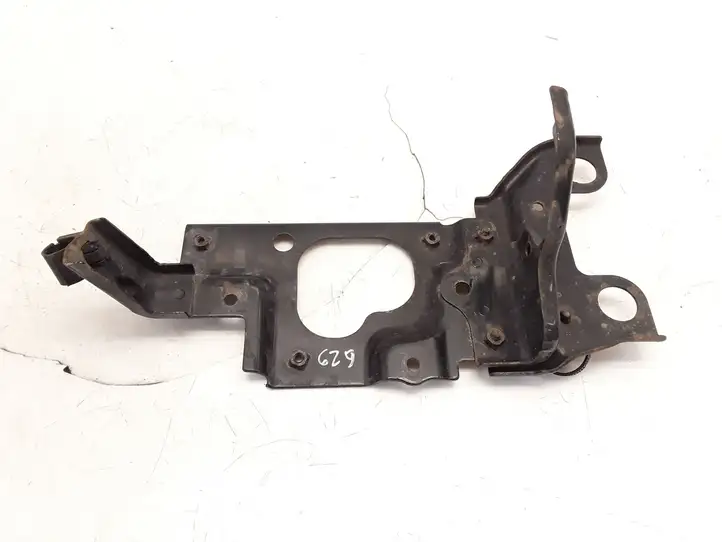 Mazda 2. (2007 - 2010)   Платформа крепления аккумулятора