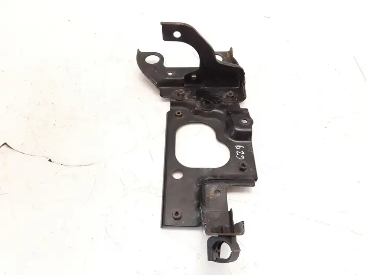 Mazda 2. (2007 - 2010)   Платформа крепления аккумулятора