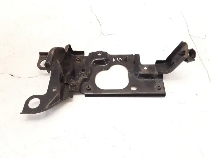 Mazda 2. (2007 - 2010)   Платформа крепления аккумулятора