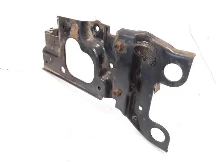 Mazda 2. (2007 - 2010)   Платформа крепления аккумулятора