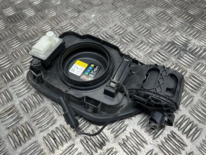 BMW 3 G20 G21 (2019 - ) 9323528 Крышка зарядного разъема — фото 3