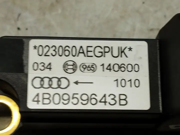 Audi A6 (1997 - 2001)  4B0959643B Датчик удара надувных подушек