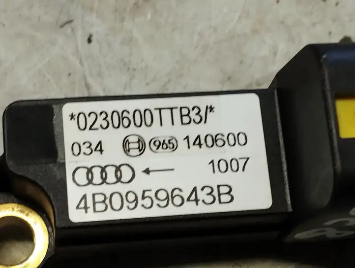 Audi A6 S6 C5 4B (1997 - 2001) 4B0959643B Датчик удара SRS — фото 2