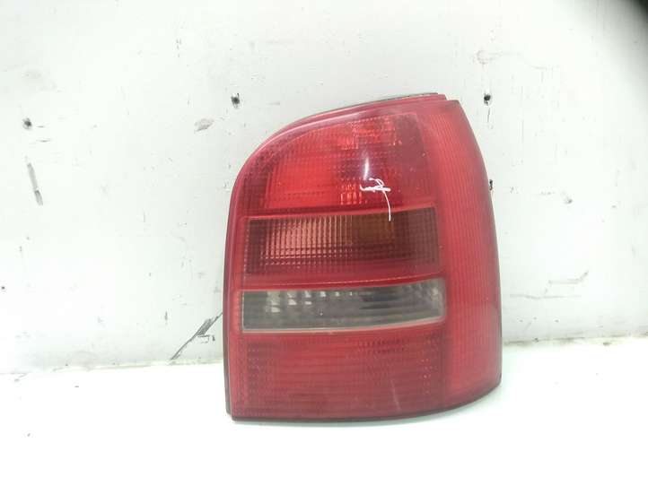 Audi A4 (1999 - 2001)  8D9945096C Задний фонарь в кузове
