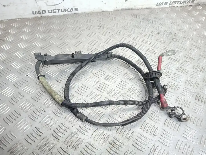 Audi A4 S4 B8 8K (2007 - 2011) Плюсовой провод аккумулятора — фото 1