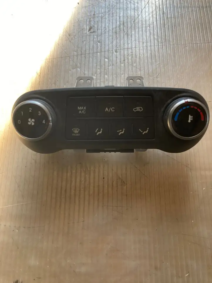 Hyundai ix35 (2013 - 2019) Блок управления климат-контролем — фото 1