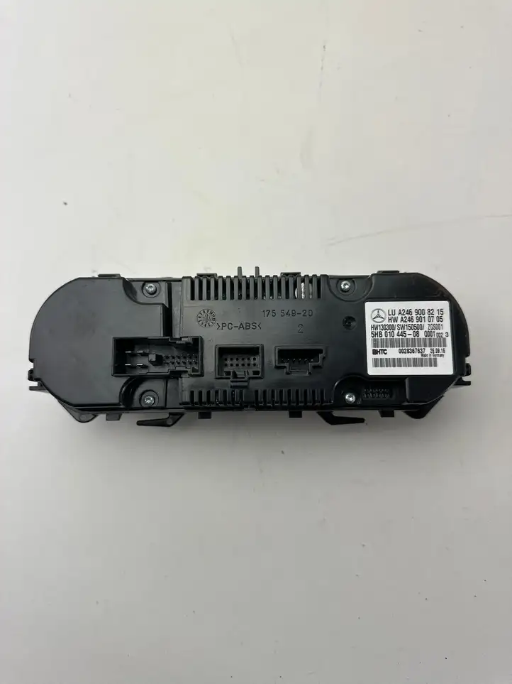 Mercedes-Benz A W176 (2012 - 2018) A2469008215 Блок управления климат-контролем — фото 2