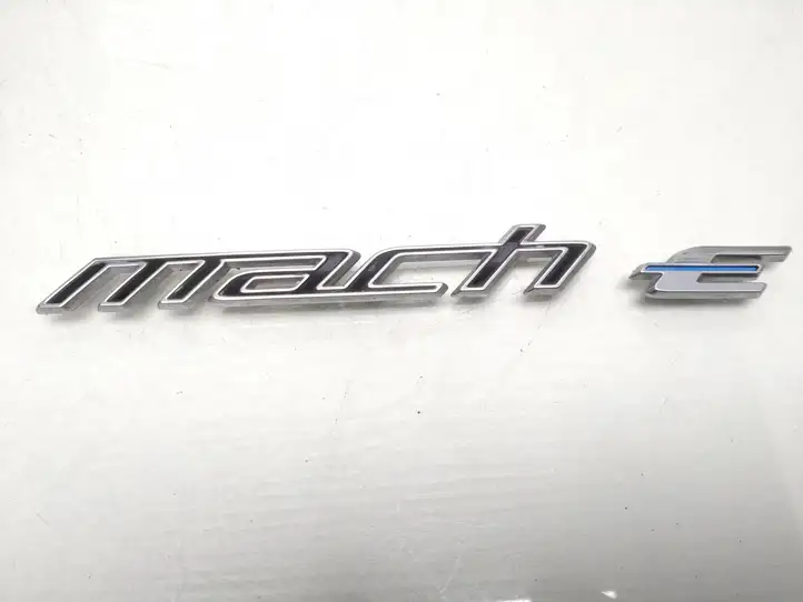 Ford Mustang Mach-E (2020 - ) Эмблема модели на переднюю дверь — фото 1