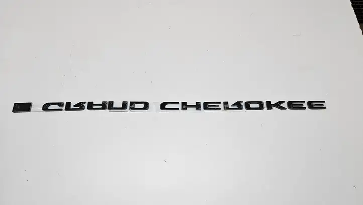 Jeep Grand Cherokee WL (2017 - 2022) Эмблема модели на переднюю дверь — фото 4