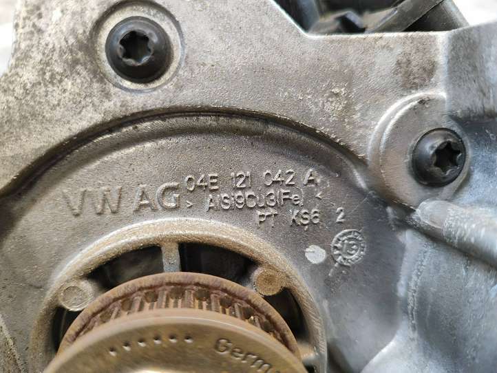 Volkswagen Golf VII (2013 - 2019)  04E121042A Водяной насос