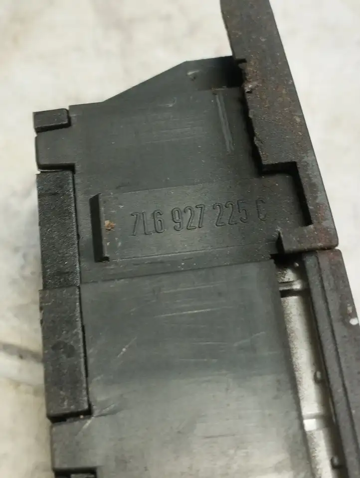 Volkswagen Touareg I (2002 - 2010)  7L6927225C Включатель системы стабильности (ESP)