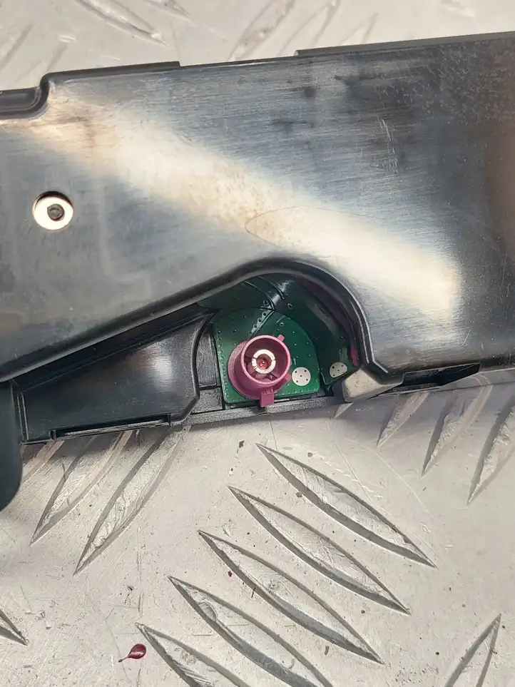 Tesla Model 3 (2017 - 2023) 158560100E Антенна Bluetooth — фото 3