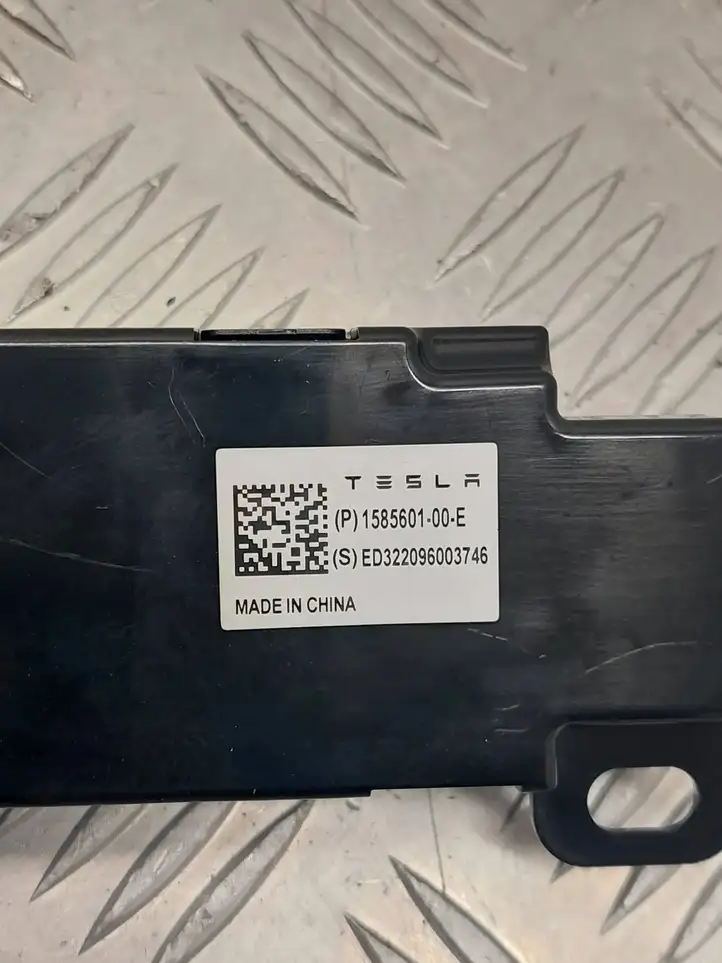 Tesla Model 3 (2017 - 2023) 158560100E Антенна Bluetooth — фото 5