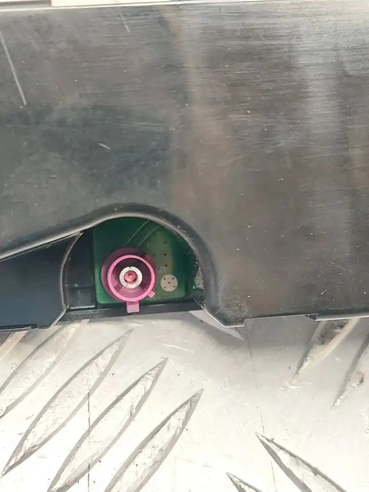 Tesla Model 3 (2017 - 2023) 158560100E Антенна Bluetooth — фото 3