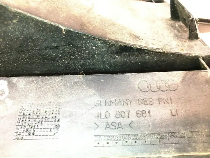 Audi Q7 (2005 - 2009)  4L0807681 Нижняя решётка (из трех частей)